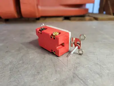 NEW HUBBELL HBL1223