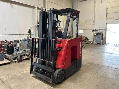 Used RAYMOND 425C35TT 3-Wheel Stand up Electric Counterbalance Forklifts Illinois US | Somerset Equipment Sales #1546191