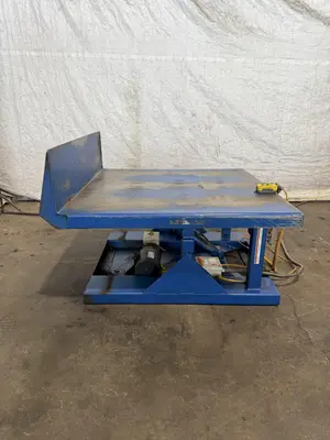 4,000 LB 48" X 48" HYDRAULIC TILT TABLE. STOCK # 1003725.
