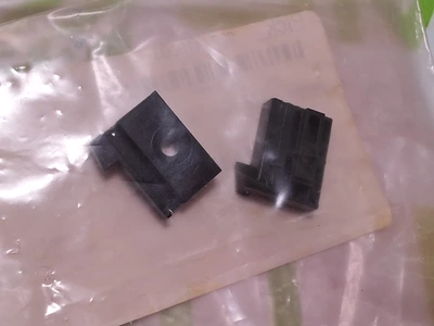 UNIVERSAL INSTRUMENTS 46923602 BELT SUPPORT RIGHT PLUG - LOT OF 2 - NEW