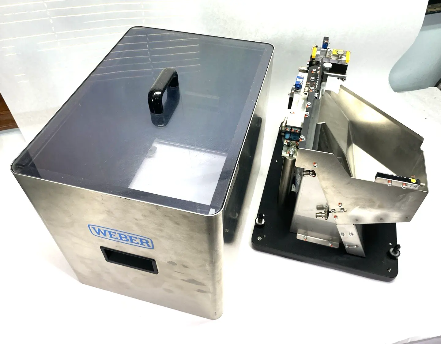 USED WEBER SCREWDRIVING GENTLE VIBRATORY STEP FEEDER SYSTEM, VERY LOW NOISE EMISSIONS