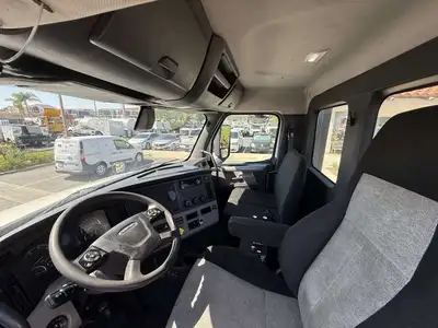 Used 2018 FREIGHTLINER CASCADIA 112 Hooklifts & Roll-Offs California US | Commerce Truck Equipment Sales #1548727