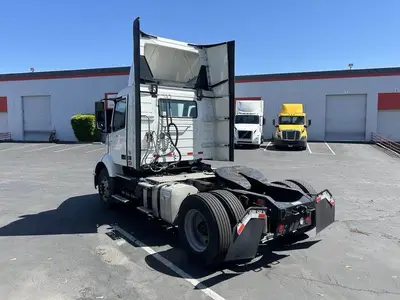 USED 2022 VOLVO VNR42T300