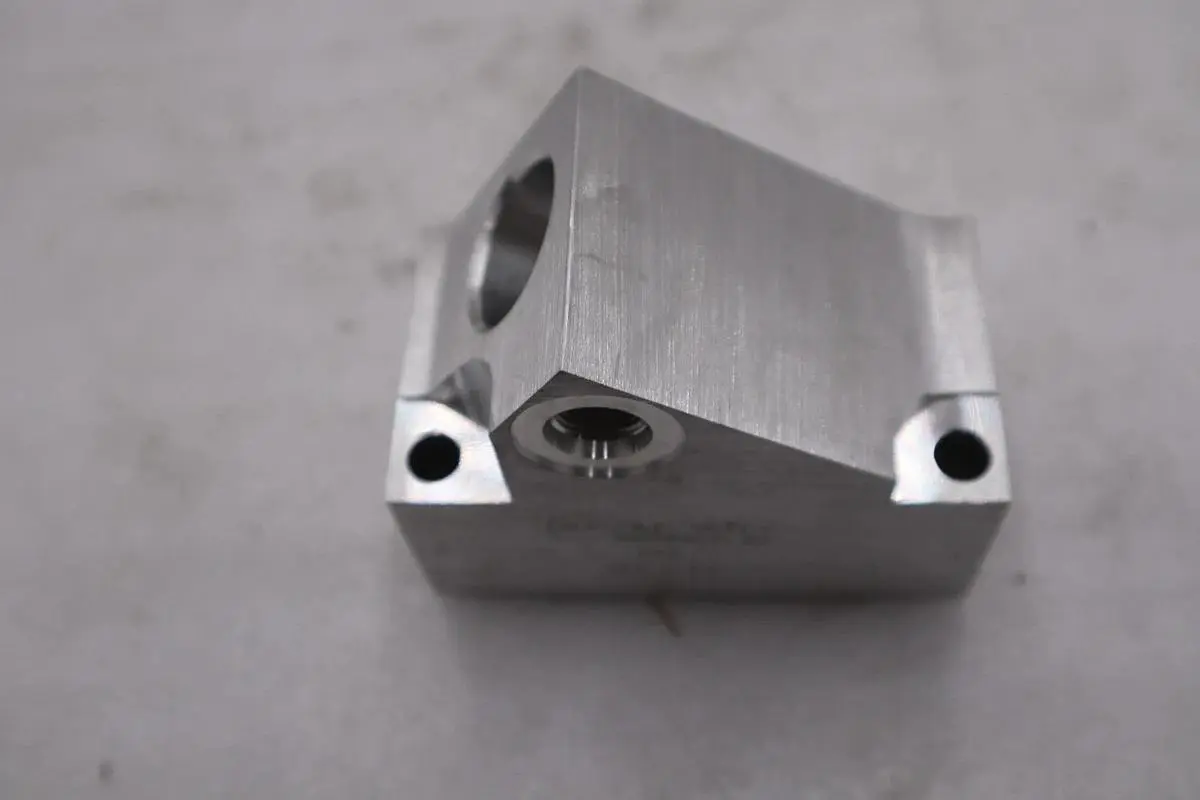 Sun Hydraulics BVL Line Mount Manifold - NEW - STOCK GF798