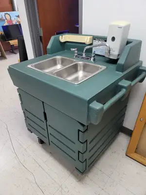 Used FalconRestaurantSupply Used Cambro KSC402519 Green CamKiosk Portable Self-Contained Hand Sink Cart - 110V Hand Washing and Sanitizing Illinois US | Falcon Restaurant Supply #1376667