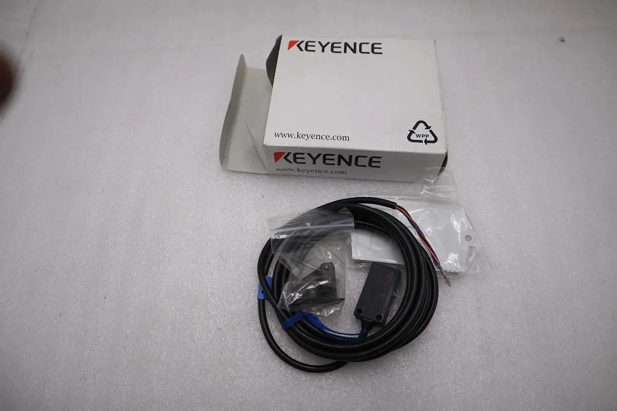 New In Box KEYENCE PZ-61  Photoelectric Sensor STOCK H301A