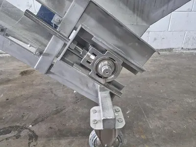 Incline Conveyor with Hopper