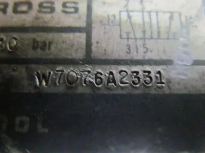 Ross W7076A2331 Pneumatic valve w/subplate used lot of 4