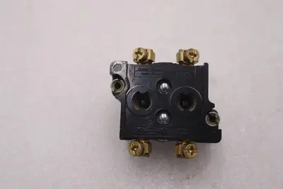 NEW OPEN BOX EATON CUTLER HAMMER 10250T2 PUSH BUTTON CONTACT BLOCK STK K-3276