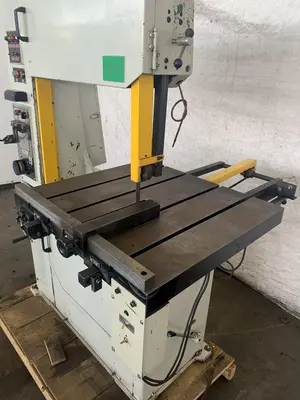 KBC MACHINERY BAV-700PF VERTICAL BANDSAW W/ POWERFEED. STOCK #0679824