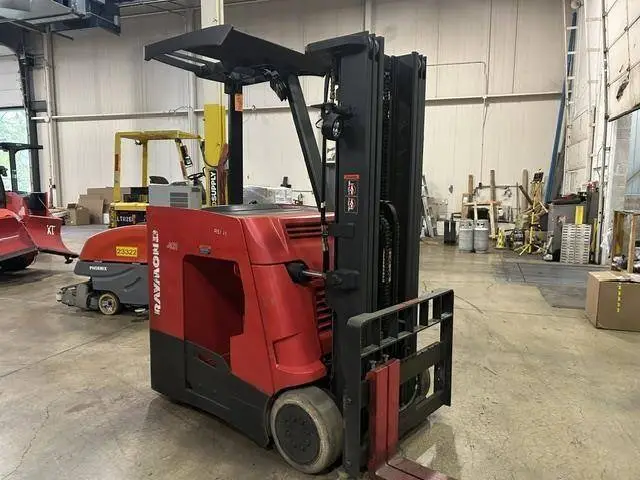 Used RAYMOND 415C30TT 3-Wheel Stand up Electric Counterbalance Forklifts Illinois US | Somerset Equipment Sales #1546215