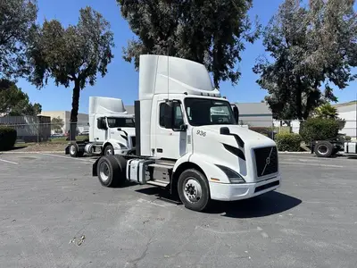 USED 2022 VOLVO VNR42T300