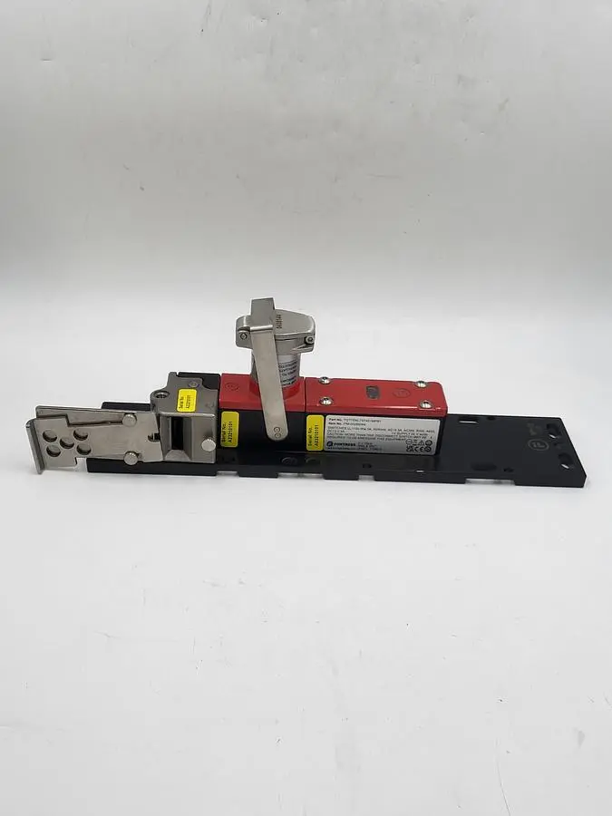 USED FORTRESS INTERLOCKS FORTRESS INTERLOCK ITEM # 00289364 / PT # TI2T7EKL7ST401MPB1 ON FORTRESS BASE MP-22 0-B