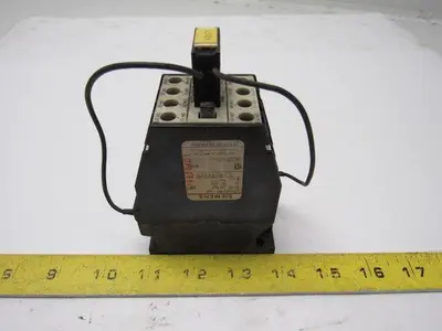 Siemens 3TH8280-0A AC 600V  Contactor 220V Coil 8 N.O. Contacts