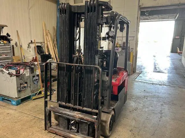Used RAYMOND 4460C30 3-Wheel Sit down Electric Counterbalance Forklifts Illinois US | Somerset Equipment Sales #1546157