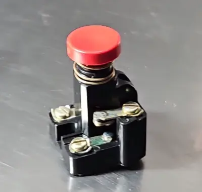 GE 365B113G3 Red Pushbutton Unit Standard Duty. Loc4A7