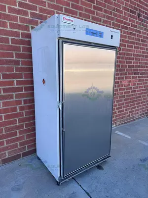 USED THERMO SCIENTIFIC 3950 CO2 INCUBATOR TEMP RANGE  29 CUFT, 60C°, 120V