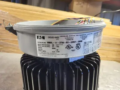 NEW CROUSE-HINDS VMVL-11-2TW-R1-UNV1-S890