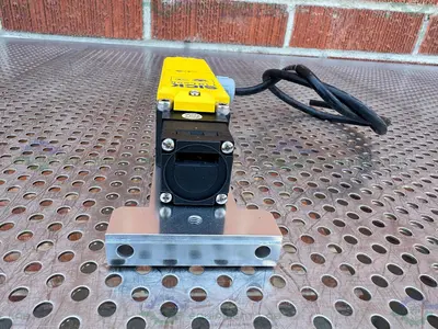 Used SICK I10-E0253 SAFETY DOOR LOCKING DEVICE 250V Electronics & Components California US | Equipment Lab #1278808