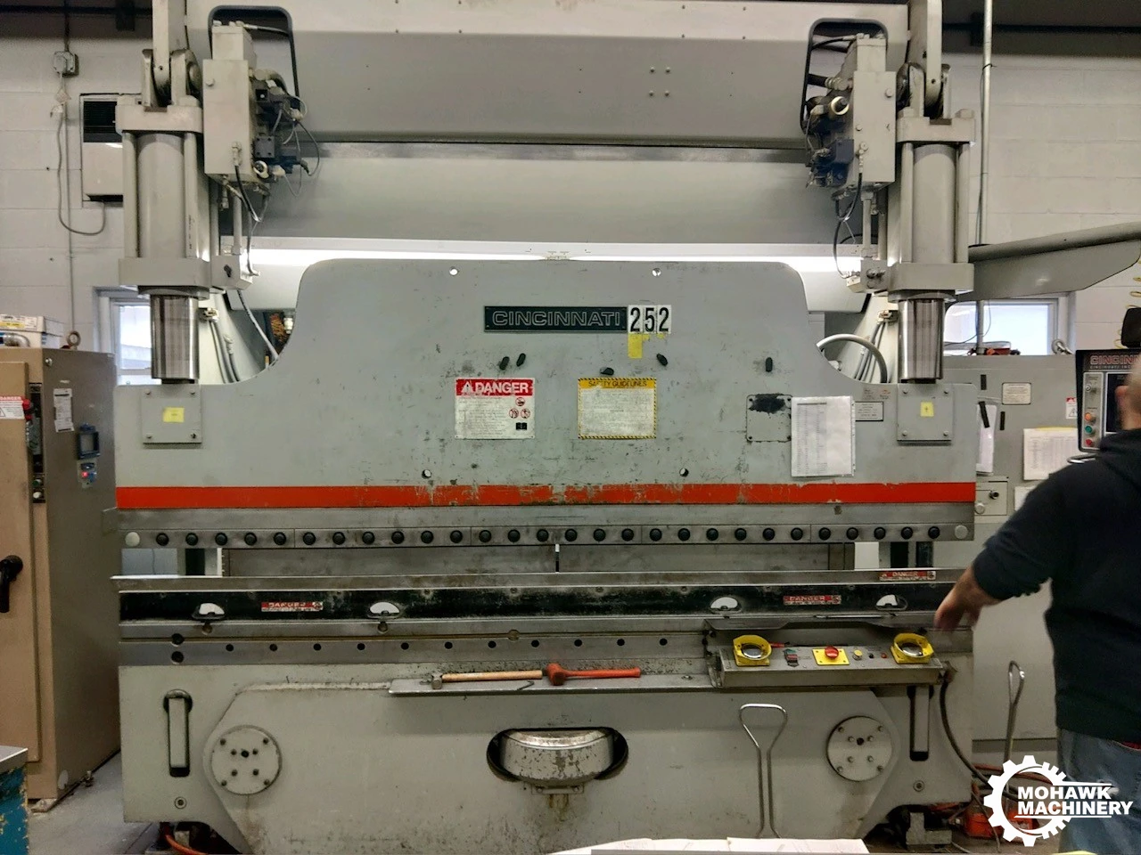 10' CINCINNATI-INC "135AFX8FT AUTOFORM" 135-TON CNC HYDRAULIC PRESS BRAKE w/CINCINNATI AUTOFORM CNC CONTROLS & 6-AXIS BACK GAUGE - AUTO-CROWNING - 14" EXTRA LONG STROKE - HYDRAULIC CLAMPING