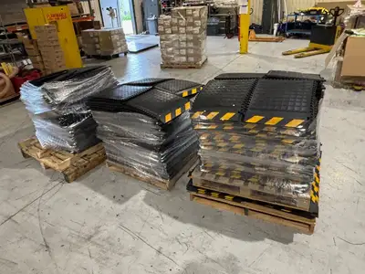 USED 2ND SHIFT LOT OF 400 FLOOR TILES, COMBINATION OF CENTERS AND EDGE PIECES.