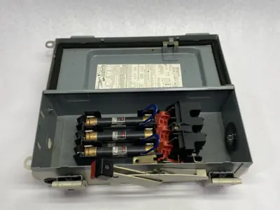 USED SCHNEIDER ELECTRIC SQUARE D SAFETY SWITCH, HEAVY DUTY, FUSIBLE, 30A 3-POLE 20HP