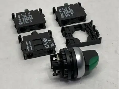 S-5412 | Moeller  Illuminated 3-Position Selector Switch Assembly Green - New Other