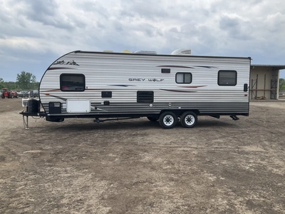 USED 2015 CHEROKEE GREY WOLF