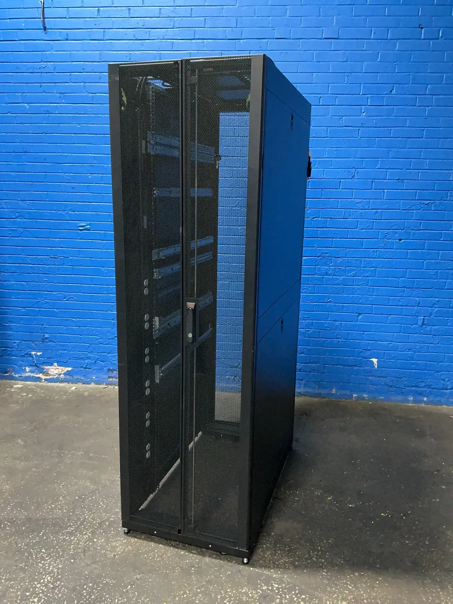 Used APC _UNKNOWN_ Cabinets Ohio US | HGR 24 #1787266