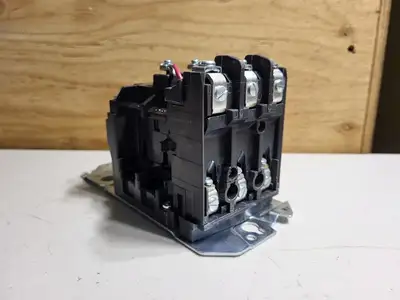 27 Amp, 3 Pole, NEMA1, 110/120 VAC Coil Base Contactor 500F-BOD930