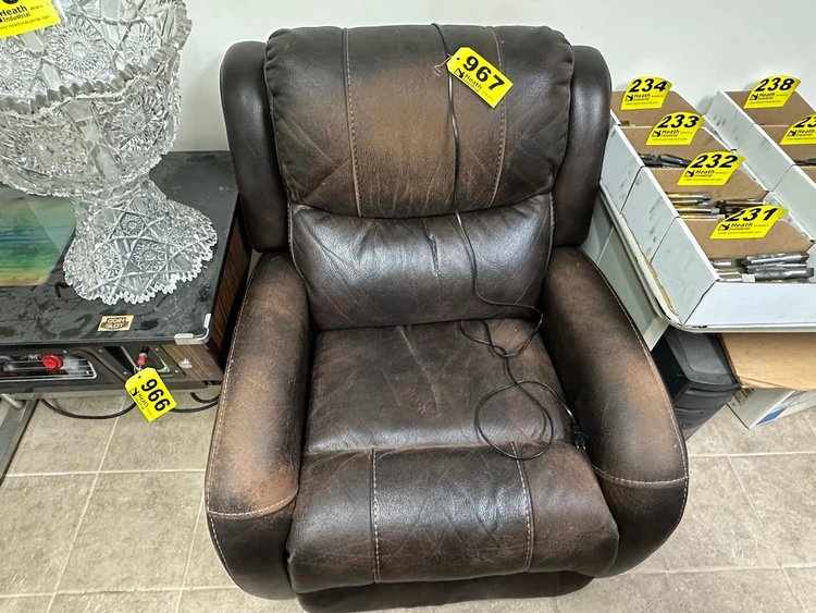 Used _UNKNOWN_ RECLINER POWER RECLINE Estate & Personal Property Illinois US | Heath Industrial Auction Services #1381264