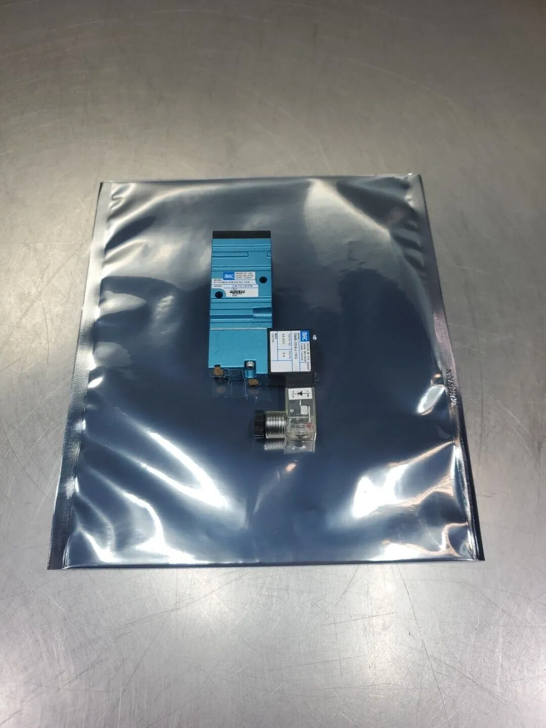 MAC 411A-B0A-DM-DDAJ-1KG Solenoid Valve w/DMB-DDAJ-1KG Module. 6A-12