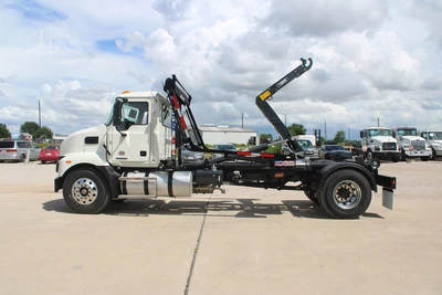 New | in-Stock 2025 MACK MD6 Hooklifts & Roll-Offs Texas US | Roll Off Truck World #1491879