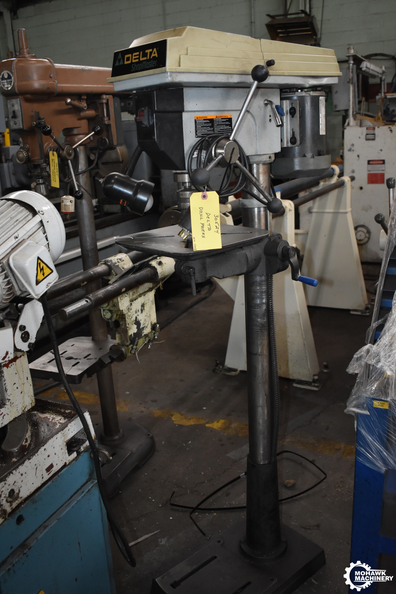 16.5" DELTA "DP400" SHOPMASTER SINGLE-SPINDLE FLOOR-STANDING DRILL PRESS w/MANUAL DOWN FEED - 3/4 HP MOTOR - JACOBS STYLE CHUCK