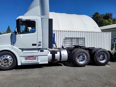 USED 2017 VOLVO VNL64T300
