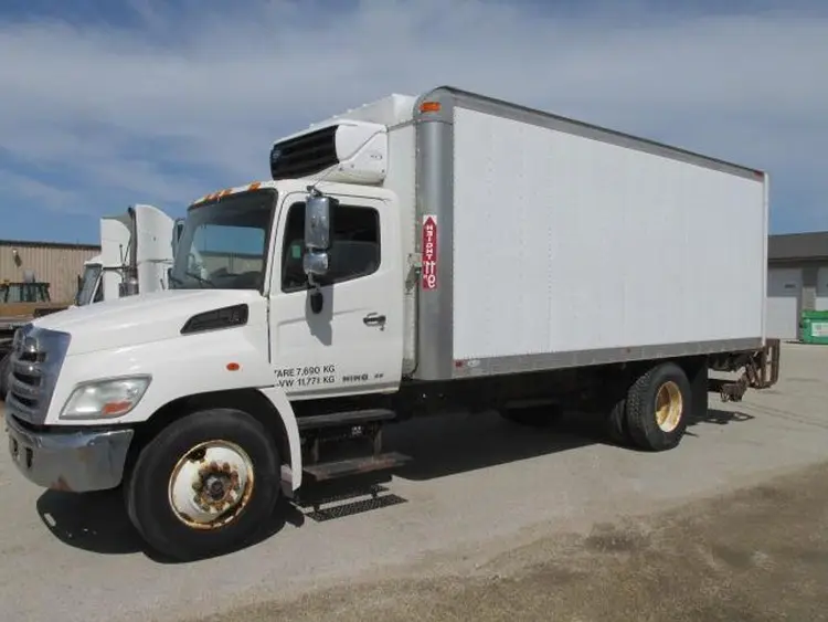Used 2012 HINO 268 Box trucks Manitoba CA | Conquest Truck & Auto Sales #1421365