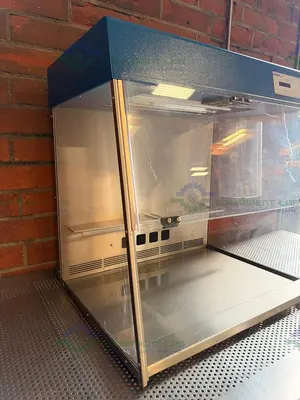 Used VWR 10783-132 PCR WORKSTATION NA VERSION 120V W/ UV LIGHT Fume Hoods California US | Equipment Lab #1482177