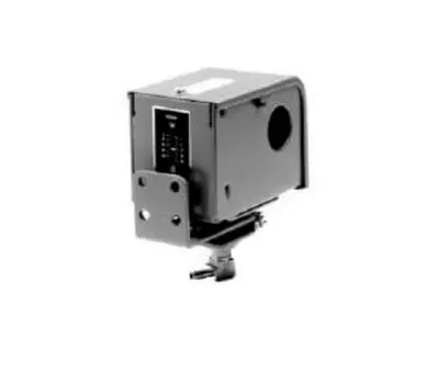 Johnson Controls P10FC-4 SPDT 2-Stage Low Pressure Control w/1/8" Barbed Fitting [New]