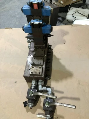 Hydraulic 5 Valve Manifold w/ 2 Vickers DG4V-3-33C-M-FPM4WL-D7-HL7-60-EN623