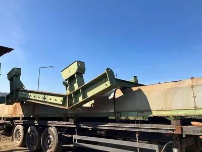 - Mobile screening plant (screen, conveyor belt, vibrating chute) with trailer