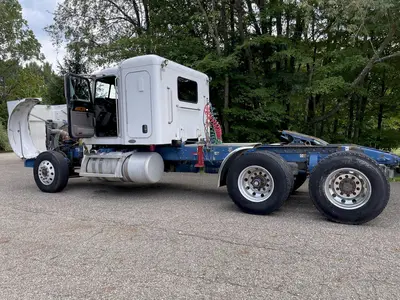 USED 2010 PETERBILT 367 FLAT TOP W/36” SLEEPER