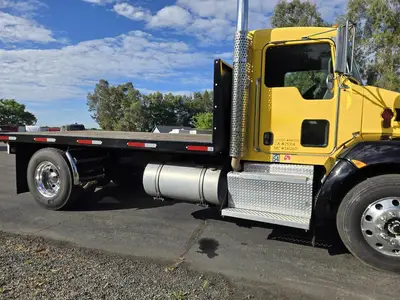 USED 2014 KENWORTH T370