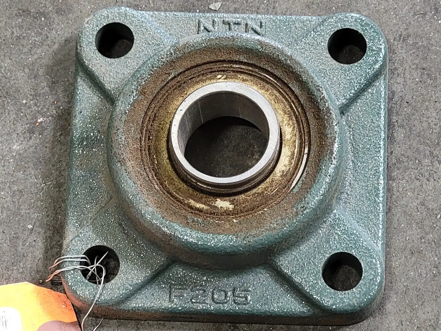 NEW NTN AELF205-100D1