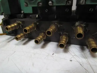 Numatics 6 station flexiblock w/(4) 082SS425K solenoid valves (1) 082SA43AK