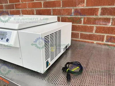USED EPPENDORF 5810R REFRIGERATED CENTRIFUGE W/ EPPENDORF A-4-62 ROTOR 4000 RPM