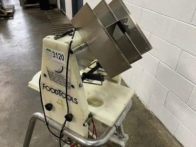 FoodTools Round Cake Slicer