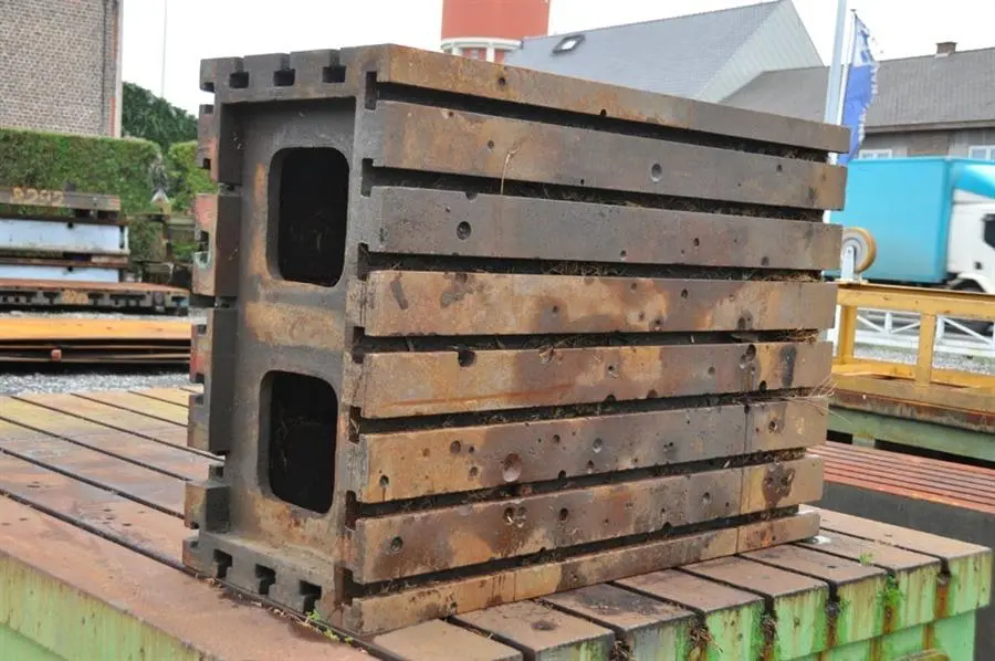 USED CLAMPING TABLE 1535 X 1055 X 665 MM