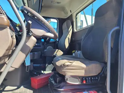 USED 2017 VOLVO VNL64T300