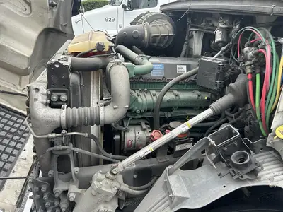 USED 2015 VOLVO VNM64T200
