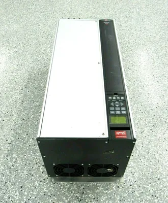 NEW DANFOSS VLT-5052 DRIVE 50HP 175Z4190 921206H398 VLT5052-P-T5-C20-SB-R1-DL